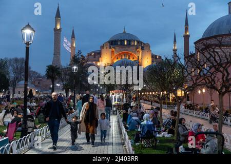 Istanbul, Türkei. 10. April 2022: Muslimische Gläubige brechen ihr Fasten und haben Iftar am Sonntag, 10. April 2022, auf dem Sultanahmet-Platz im heiligen Monat Ramadan in Istanbul, Türkei. Iftar, auch als Futoor bekannt, ist das Abendessen, mit dem Muslime ihr tägliches Ramadan-Fasten bei Sonnenuntergang beenden. Sie brechen ihr Fasten zur Zeit des Aufrufs zum Gebet für das Abendgebet. (Bild: © Tolga Ildun/ZUMA Press Wire) Bild: ZUMA Press, Inc./Alamy Live News Stockfoto