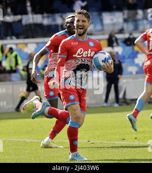 Neapel, Italien. 10. April 2022. Napoli's Dries Mertens feiert sein Tor während eines Fußballspiels zwischen Napoli und Fiorentina in Neapel, Italien, am 10. April 2022. Quelle: Str/Xinhua/Alamy Live News Stockfoto