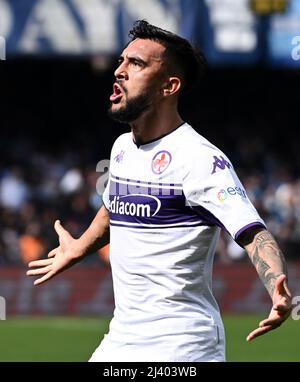 Neapel, Italien. 10. April 2022. Nicolas Gonzalez von Fiorentina feiert sein Tor während eines Fußballspiels der Serie A zwischen Napoli und Fiorentina in Neapel, Italien, am 10. April 2022. Quelle: Str/Xinhua/Alamy Live News Stockfoto