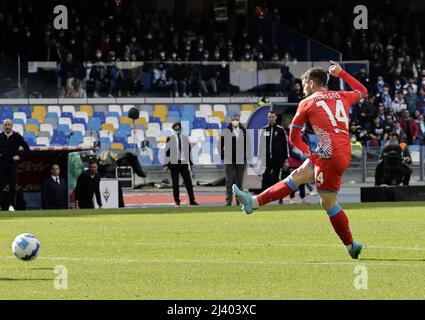 Neapel, Italien. 10. April 2022. Napoli's Dries Mertens erzielt sein Tor während eines Fußballspiels der Serie A zwischen Napoli und Fiorentina in Neapel, Italien, am 10. April 2022. Quelle: Str/Xinhua/Alamy Live News Stockfoto