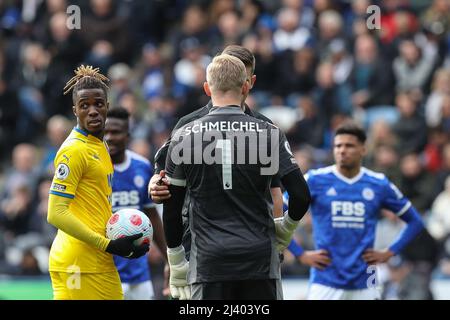 Schiedsrichter Robert Jones informiert Kasper Schmeichel #1 von Leicester City, dass die Strafe nach VAR-Unterstützung zurückgeholt werden muss Stockfoto