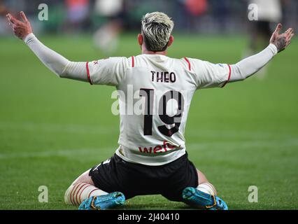 Turin, Italien. 10. April 2022. Theo Hernandez von AC Mailand reagiert während eines Fußballspiels der Serie A zwischen AC Mailand und Turin in Turin, Italien, am 10. April 2022. Quelle: Daniele Mascolo/Xinhua/Alamy Live News Stockfoto