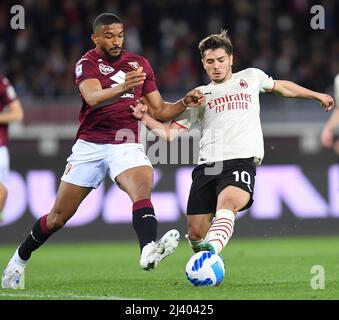 Turin, Italien. 10. April 2022. Brahim Diaz (R) von AC Mailand steht mit Torino Bremer während eines Fußballspiels der Serie A zwischen AC Mailand und Turin am 10. April 2022 in Turin, Italien. Quelle: Daniele Mascolo/Xinhua/Alamy Live News Stockfoto