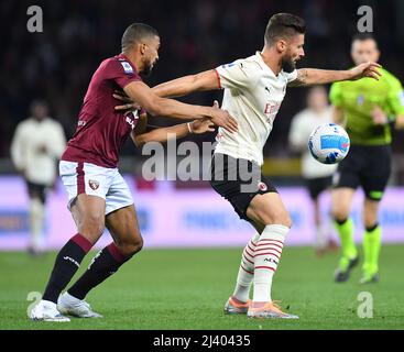 Turin, Italien. 10. April 2022. Olivier Giroud (R) von AC Mailand spielt mit Torino Bremer während eines Fußballspiels der Serie A zwischen AC Mailand und Turin am 10. April 2022 in Turin, Italien. Quelle: Daniele Mascolo/Xinhua/Alamy Live News Stockfoto