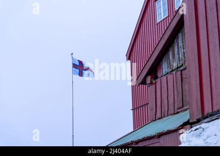 Blick auf die wunderschöne Stadt Torshavan auf den Färöer Inseln und bunte Häuser und Restaurants mit hellen Farben und Gras auf den Dächern in der Nähe Stockfoto