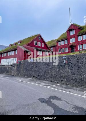 Blick auf die wunderschöne Stadt Torshavan auf den Färöer Inseln und bunte Häuser und Restaurants mit hellen Farben und Gras auf den Dächern in der Nähe Stockfoto