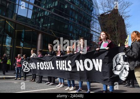 London, England, Großbritannien. 10. April 2022. Die Demonstranten marschieren an den Büros des Ölkonzerns Schlumberger vorbei. Die Demonstranten der Extinction Rebellion setzen ihre jüngste tägliche Kampagne fort, die voraussichtlich mehr als eine Woche andauern wird, und fordern die Regierung auf, fossile Brennstoffe zu beenden und gegen den Klimawandel zu handeln. (Bild: © Vuk Valcic/ZUMA Press Wire) Stockfoto