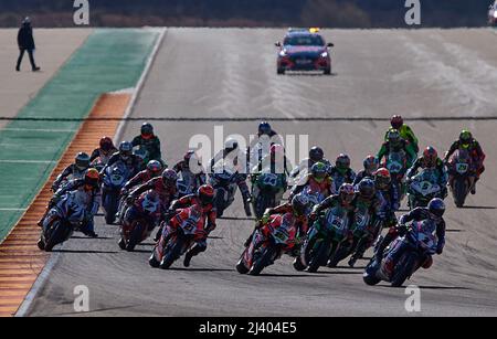 Aragon, Spanien. 10. April 2022. Fahrer treten beim Rennen 2 bei der Superbikes 2022 Weltmeisterschaft auf der Rennstrecke Motorland Alcaniz in Aragon, Spanien, am 10. April 2022 an. Quelle: Pablo Morano/Xinhua/Alamy Live News Stockfoto