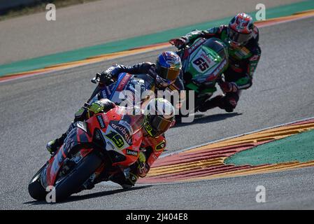 Aragon, Spanien. 10. April 2022. Fahrer treten beim Rennen 2 bei der Superbikes 2022 Weltmeisterschaft auf der Rennstrecke Motorland Alcaniz in Aragon, Spanien, am 10. April 2022 an. Quelle: Pablo Morano/Xinhua/Alamy Live News Stockfoto