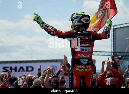 Aragon, Spanien. 10. April 2022. Alvaro Bautista von Aruba.IT Racing Ducati feiert seinen Sieg nach dem Sieg beim Superpole-Rennen bei der Superbikes 2022-Weltmeisterschaft auf der Motorland Alcaniz-Rennstrecke in Aragon, Spanien, 10. April 2022. Quelle: Pablo Morano/Xinhua/Alamy Live News Stockfoto