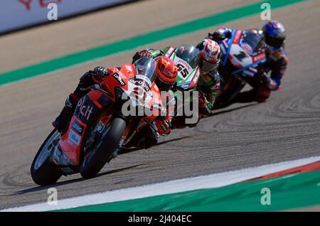 Aragon, Spanien. 10. April 2022. Fahrer treten beim Rennen 2 bei der Superbikes 2022 Weltmeisterschaft auf der Rennstrecke Motorland Alcaniz in Aragon, Spanien, am 10. April 2022 an. Quelle: Pablo Morano/Xinhua/Alamy Live News Stockfoto