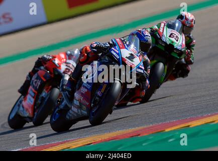 Aragon, Spanien. 10. April 2022. Fahrer treten beim Rennen 2 bei der Superbikes 2022 Weltmeisterschaft auf der Rennstrecke Motorland Alcaniz in Aragon, Spanien, am 10. April 2022 an. Quelle: Pablo Morano/Xinhua/Alamy Live News Stockfoto