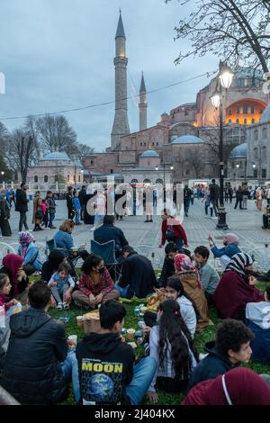 Istanbul, Türkei. 10. April 2022: Muslimische Gläubige brechen ihr Fasten und haben Iftar am Sonntag, 10. April 2022, auf dem Sultanahmet-Platz im heiligen Monat Ramadan in Istanbul, Türkei. Iftar, auch als Futoor bekannt, ist das Abendessen, mit dem Muslime ihr tägliches Ramadan-Fasten bei Sonnenuntergang beenden. Sie brechen ihr Fasten zur Zeit des Aufrufs zum Gebet für das Abendgebet. (Bild: © Tolga Ildun/ZUMA Press Wire) Bild: ZUMA Press, Inc./Alamy Live News Stockfoto