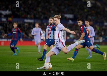 Valencia, Spanien. 10. April 2022. Der FC Barcelona, Frankie de Jong, schießt am 10. April 2022 während eines Matches der Liga Santander zwischen Levante UD und dem FC Barcelona in Valencia, Spanien. Quelle: Str/Xinhua/Alamy Live News Stockfoto