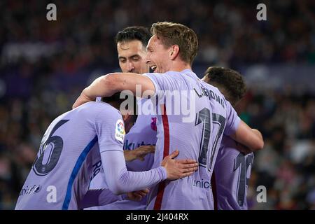 Valencia, Spanien. 10. April 2022. Barcelonas Spieler feiern ein Tor während eines Spiels der Liga Santander zwischen Levante UD und dem FC Barcelona in Valencia, Spanien, am 10. April 2022. Quelle: Str/Xinhua/Alamy Live News Stockfoto