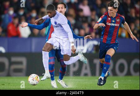 Valencia, Spanien. 10. April 2022. Ousmane Dembele (vorne) von Barcelona kontrolliert den Ball während eines Spiels der Liga Santander zwischen Levante UD und dem FC Barcelona am 10. April 2022 in Valencia, Spanien. Quelle: Str/Xinhua/Alamy Live News Stockfoto