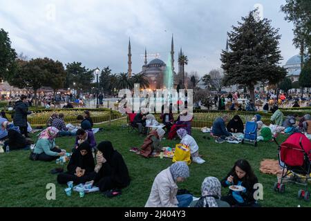 Istanbul, Türkei. 10. April 2022: Muslimische Gläubige brechen ihr Fasten und haben Iftar am Sonntag, 10. April 2022, auf dem Sultanahmet-Platz im heiligen Monat Ramadan in Istanbul, Türkei. Iftar, auch als Futoor bekannt, ist das Abendessen, mit dem Muslime ihr tägliches Ramadan-Fasten bei Sonnenuntergang beenden. Sie brechen ihr Fasten zur Zeit des Aufrufs zum Gebet für das Abendgebet. (Bild: © Tolga Ildun/ZUMA Press Wire) Bild: ZUMA Press, Inc./Alamy Live News Stockfoto