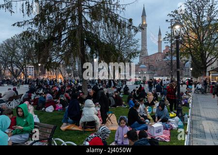 Istanbul, Türkei. 10. April 2022: Muslimische Gläubige brechen ihr Fasten und haben Iftar am Sonntag, 10. April 2022, auf dem Sultanahmet-Platz im heiligen Monat Ramadan in Istanbul, Türkei. Iftar, auch als Futoor bekannt, ist das Abendessen, mit dem Muslime ihr tägliches Ramadan-Fasten bei Sonnenuntergang beenden. Sie brechen ihr Fasten zur Zeit des Aufrufs zum Gebet für das Abendgebet. (Bild: © Tolga Ildun/ZUMA Press Wire) Bild: ZUMA Press, Inc./Alamy Live News Stockfoto