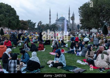 Istanbul, Türkei. 10. April 2022: Muslimische Gläubige brechen ihr Fasten und haben Iftar am Sonntag, 10. April 2022, auf dem Sultanahmet-Platz im heiligen Monat Ramadan in Istanbul, Türkei. Iftar, auch als Futoor bekannt, ist das Abendessen, mit dem Muslime ihr tägliches Ramadan-Fasten bei Sonnenuntergang beenden. Sie brechen ihr Fasten zur Zeit des Aufrufs zum Gebet für das Abendgebet. (Bild: © Tolga Ildun/ZUMA Press Wire) Bild: ZUMA Press, Inc./Alamy Live News Stockfoto