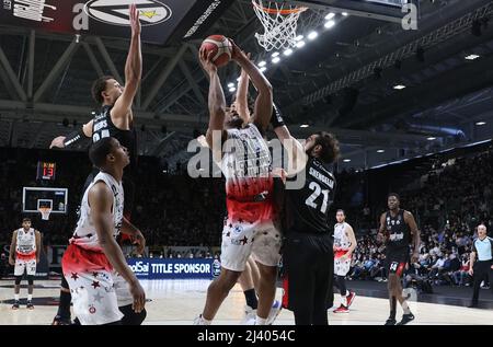 Kyle Hines (Armani Exchange Milano) während der Serie A1 italienischen LBA Basketball-Meisterschaft Spiel Segafredo Virtus Bologna vs. AIX Armani Exchange Olimpia Milano in der Segafredo Arena - Bologna, 10. April 2022 - Foto: Michele Nucci Stockfoto