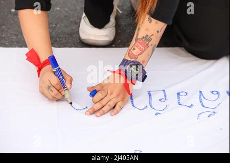 Bangkok, Thailand. 10. April 2022. Demonstranten kritzelten auf Leinwänden, um ihre Gefühle bei den Tötungen von Rothemd-Demonstranten im Jahr 2010 darzustellen. (Bild: © Adirach Toumlamoon/Pacific Press via ZUMA Press Wire) Bild: ZUMA Press, Inc./Alamy Live News Stockfoto