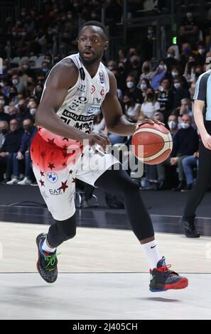 Devon Hall (Armani Exchange Milano) während der Serie A1 italienischen LBA Basketball-Meisterschaft Spiel Segafredo Virtus Bologna vs. AIX Armani Exchange Olimpia Milano in der Segafredo Arena - Bologna, 10. April 2022 - Foto: Michele Nucci Stockfoto