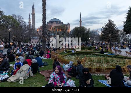 Istanbul, Türkei. 10. April 2022: Muslimische Gläubige brechen ihr Fasten und haben Iftar am Sonntag, 10. April 2022, auf dem Sultanahmet-Platz im heiligen Monat Ramadan in Istanbul, Türkei. Iftar, auch als Futoor bekannt, ist das Abendessen, mit dem Muslime ihr tägliches Ramadan-Fasten bei Sonnenuntergang beenden. Sie brechen ihr Fasten zur Zeit des Aufrufs zum Gebet für das Abendgebet. (Bild: © Tolga Ildun/ZUMA Press Wire) Bild: ZUMA Press, Inc./Alamy Live News Stockfoto