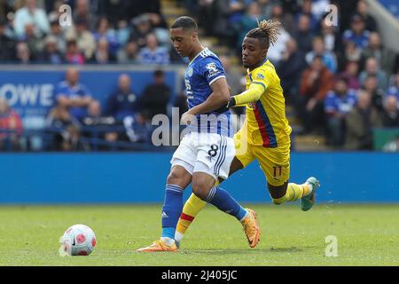 Leicester, Großbritannien. 10. April 2022. Youri Tielemans #8 von Leicester City schützt den Ball vor Wilfried Zaha #11 von Crystal Palace in Leicester, Großbritannien am 4/10/2022. (Foto von James Heaton/News Images/Sipa USA) Quelle: SIPA USA/Alamy Live News Stockfoto