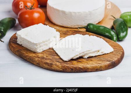 Mexikanischer weißer Panelakäse mit frischen Zutaten in Mexiko, Lateinamerika Stockfoto