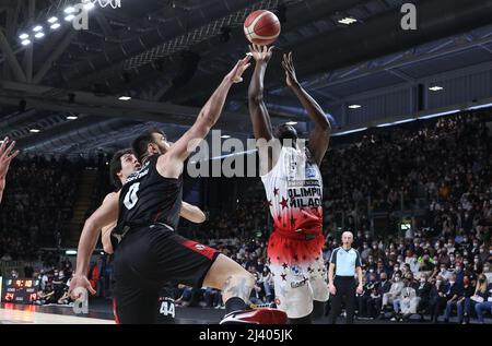 Jerian Grant (Armani Exchange Milano) (R) von Amedeo Tessitori (Segafredo Virtus Bologna) während der Serie A1 italienischen LBA Basketball-Meisterschaft Spiel Segafredo Virtus Bologna gegen vereitelt. AIX Armani Exchange Olimpia Milano in der Segafredo Arena - Bologna, 10. April 2022 - Foto: Michele Nucci Stockfoto