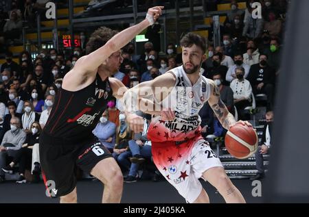 Tommaso Baldasso (Armani Exchange Milano) (R) von Alessandro Pajola (Segafredo Virtus Bologna) während der Serie A1 italienischen LBA Basketball-Meisterschaft Spiel Segafredo Virtus Bologna gegen vereitelt. AIX Armani Exchange Olimpia Milano in der Segafredo Arena - Bologna, 10. April 2022 - Foto: Michele Nucci Stockfoto