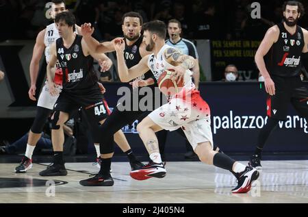 Tommaso Baldasso (Armani Exchange Milano) während der Serie A1 italienischen LBA Basketball-Meisterschaft Spiel Segafredo Virtus Bologna gegen. AIX Armani Exchange Olimpia Milano in der Segafredo Arena - Bologna, 10. April 2022 - Foto: Michele Nucci Stockfoto