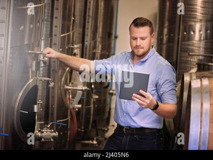 Wenn Sie keine Lösung haben, suchen Sie online nach einer Lösung. Aufnahme eines männlichen Sommeliers, der sein digitales Tablet bei der Arbeit verwendet. Stockfoto