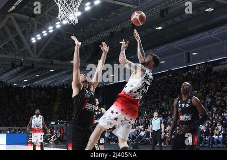 Tommaso Baldasso (Armani Exchange Milano) während der Serie A1 italienischen LBA Basketball-Meisterschaft Spiel Segafredo Virtus Bologna gegen. AIX Armani Exchange Olimpia Milano in der Segafredo Arena - Bologna, 10. April 2022 - Foto: Michele Nucci Stockfoto