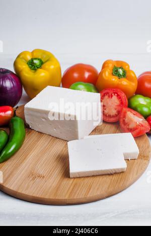 Mexikanischer weißer Panelakäse mit frischen Zutaten in Mexiko, Lateinamerika Stockfoto