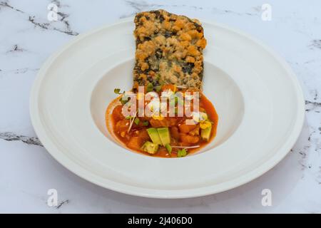 Lachs-Tatar Mit Meeresalgen Tempura Stockfoto