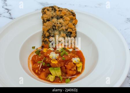 Lachs-Tatar Mit Meeresalgen Tempura Stockfoto