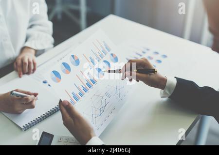 Zwei Geschäftsfrau Investment Consultant analysiert Unternehmen jährlichen Finanzbericht Bilanz der Arbeit mit Dokumenten Grafiken. Markt Stockfoto