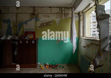 Borodyanka, Kiew, Ukraine. 10. April 2022. Ein beschädigter Raum in einem Kindergarten. In der Stadt Borodyanka, nordwestlich von Kiew, die während der Angriffe der Russen schwer beschädigt wurde, arbeiten Bewohner, Freiwillige und Retter weiter. (Bild: © Valeria Ferraro/ZUMA Press Wire) Bild: ZUMA Press, Inc./Alamy Live News Stockfoto