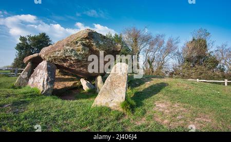 Arthur's Stone, auf Gras gegen blauen Himmel, neolithische ausgegraste Kammergrab, Herefordshire, England, Großbritannien. Stockfoto