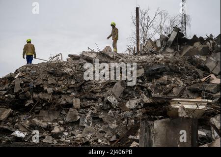 Borodyanka, Kiew, Ukraine. 10. April 2022. Arbeiter vor einem eingestürzten Gebäude gesehen. In der Stadt Borodyanka, nordwestlich von Kiew, die während der Angriffe der Russen schwer beschädigt wurde, arbeiten Bewohner, Freiwillige und Retter weiter. (Bild: © Valeria Ferraro/ZUMA Press Wire) Bild: ZUMA Press, Inc./Alamy Live News Stockfoto