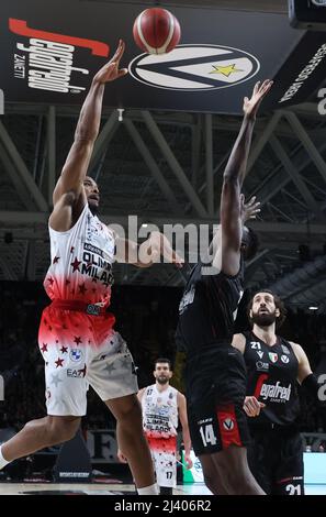 Kyle Hines (Armani Exchange Milano) während der Serie A1 italienischen LBA Basketball-Meisterschaft Spiel Segafredo Virtus Bologna vs. AIX Armani Exchange Olimpia Milano in der Segafredo Arena - Bologna, 10. April 2022 - Foto: Michele Nucci Stockfoto