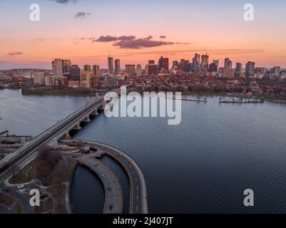 Sonnenuntergang über der Innenstadt von Boston mit Wolkenkratzern und Blick auf die Longfellow-Brücke über dem Charles River Stockfoto