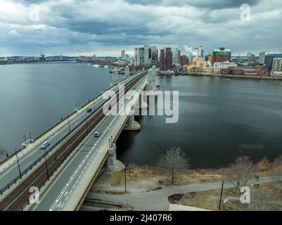 Luftaufnahme der Longfellow Bridge, die die Innenstadt von Boston und Cambridge Massachusetts mit einer vorbeifahrenden U-Bahn verbindet Stockfoto