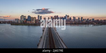 Sonnenuntergang über der Innenstadt von Boston mit Wolkenkratzern und Blick auf die Longfellow-Brücke über dem Charles River Stockfoto