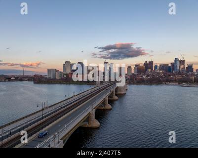 Sonnenuntergang über der Innenstadt von Boston mit Wolkenkratzern und Blick auf die Longfellow-Brücke über dem Charles River Stockfoto