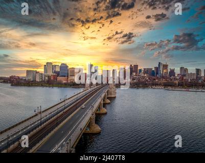 Sonnenuntergang über der Innenstadt von Boston mit Wolkenkratzern und Blick auf die Longfellow-Brücke über dem Charles River Stockfoto