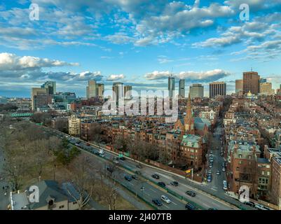 Luftaufnahme der Boston Back Bay Nachbarschaft mit Wolkenkratzern und traditionellen braunen Stein alten Wohnhäusern dramatischen blau bewölkten Himmel Stockfoto