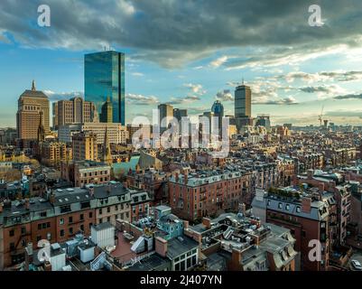 Luftaufnahme der Boston Back Bay Nachbarschaft mit Wolkenkratzern und traditionellen braunen Stein alten Wohnhäusern dramatischen blau bewölkten Himmel Stockfoto