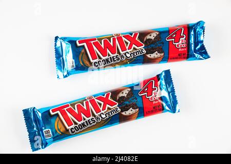 4.Mai 2021. New York. Twix-Kekse mit Milchschokolade auf weißem Hintergrund isoliert beschichtet. Stockfoto